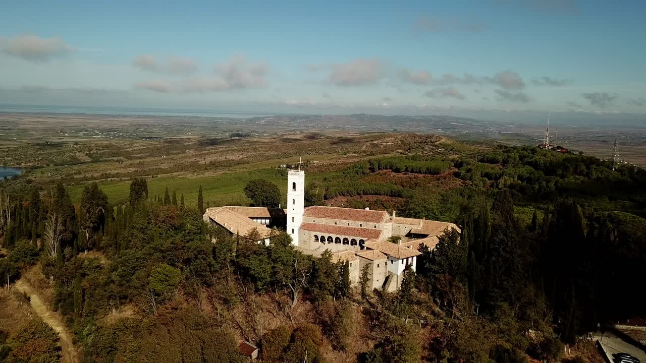vista desde un avión no tripulado del monasterio de ardenica en albania, europa