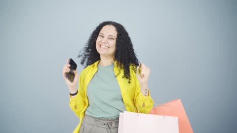 mujer joven haciendo compras por teléfono.