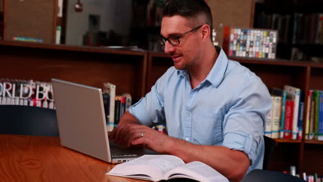 Profesor-Preparándose-Para-Su-Clase-En-La-Biblioteca