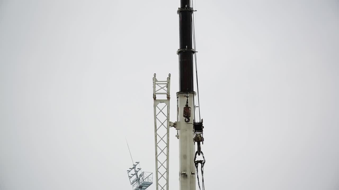 grúa y estructura de apoyo