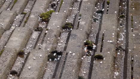 Schlechtes-Sturmsaisonwetter,-Eis,-Hagel-Und-Regen-Auf-Dem-Gefliesten-Hausdach