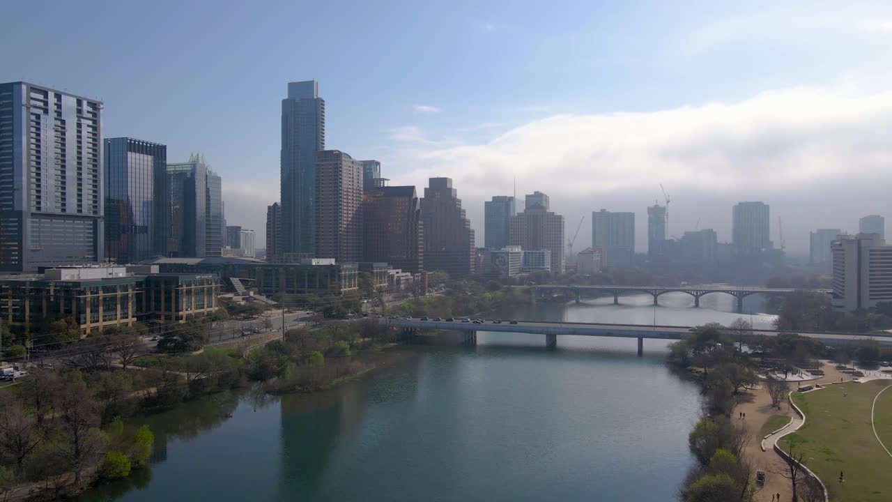 도시의 활기찬 이웃을 연결하는 콜로라도 강을 가로지르는 도시의 상징적인 다리의 멋진 공중 촬영