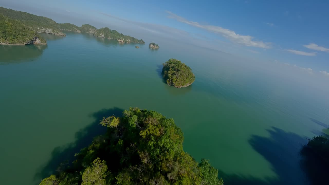 полет квадрокоптера над идиллическими зелеными островами в национальном парке лос хайтисес в солнечный день, доминиканская республика