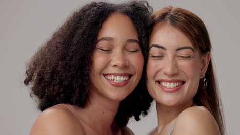 dos mujeres jóvenes se abrazan y se sonríen