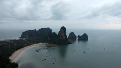 increíbles imágenes aéreas de drones de los paisajes de tailandia filmadas en 4k por railay beach
