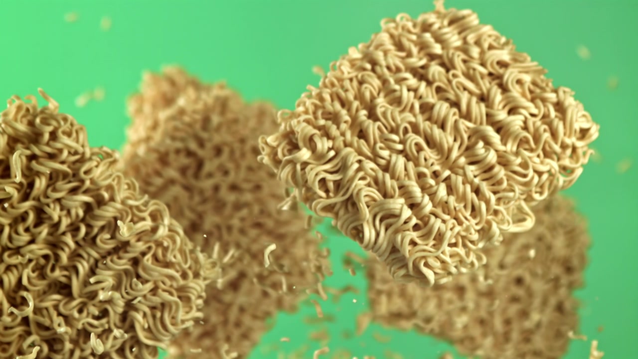 グリーンバックでスローモーションで落下するインスタント麺