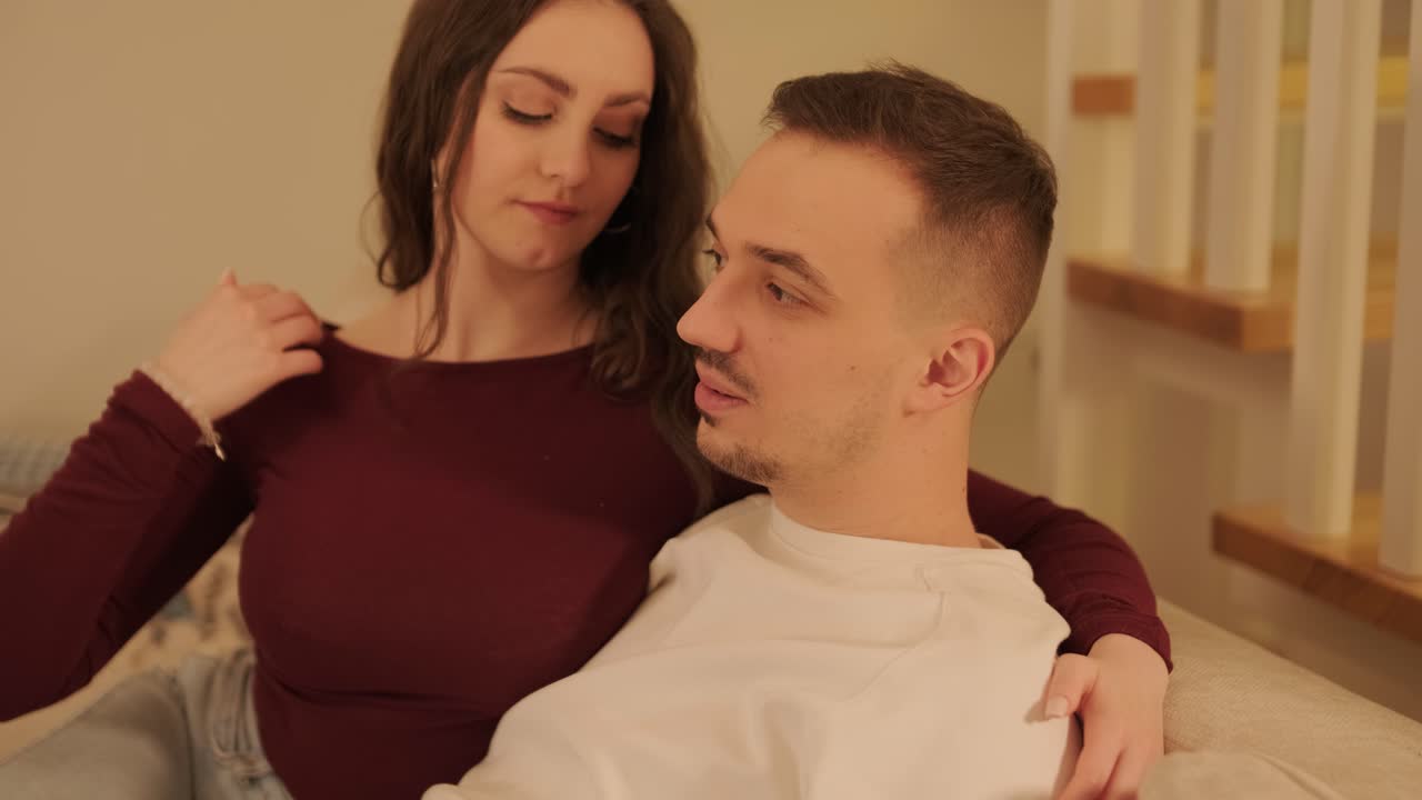 una pareja enamorada está pasando tiempo en casa.