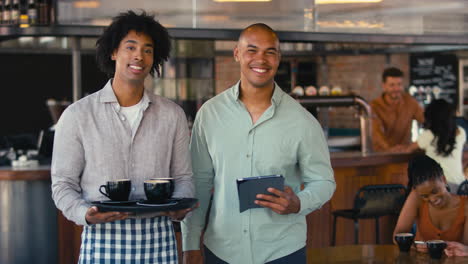 Porträt-Eines-Männlichen-Mitarbeiterteams,-Das-Im-Restaurant-Oder-Café-Arbeitet