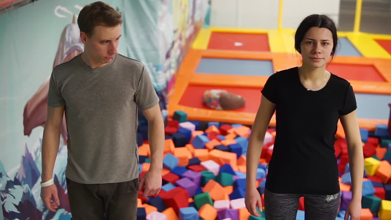 niños jugando en un área de juego cubierta con cubos suaves coloridos