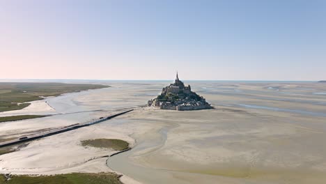 el icónico mont-saint-michel en francia. visto desde arriba