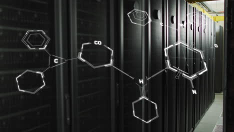 animación de estructuras moleculares conectadas con líneas contra la sala de servidores.