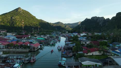imágenes aéreas inversas de este encantador pueblo de pescadores y un río con barcos de pesca amarrados a los lados