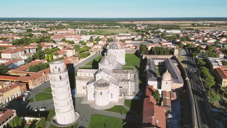 Vista-Aérea-Del-Amanecer-Del-Campo-De-Los-Milagros-De-Pisa-Desde-Un-Dron---Toscana---Italia