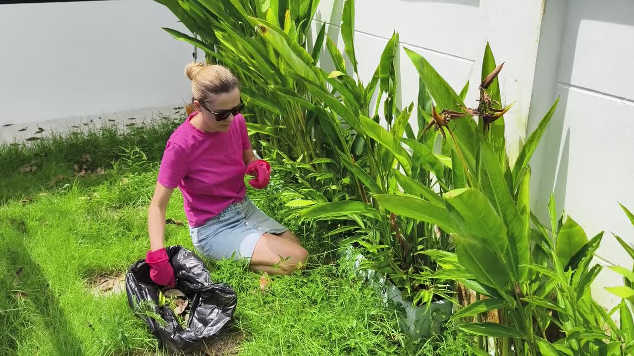 mujer jardinería en el patio trasero