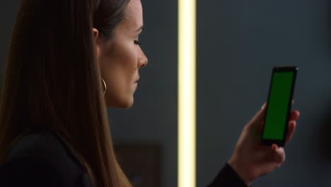 mujer de negocios teniendo una conversación de video en el teléfono inteligente en el gerente de la oficina en casa usando el teléfono