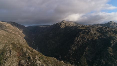 picos de altas montañas vista aérea
