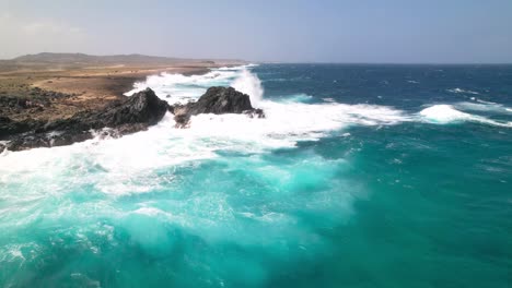 las olas de aruba chocan contra las rocas en la costa oriental.