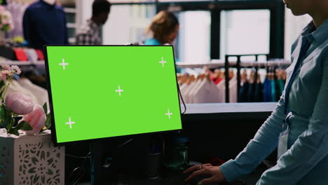 Arbeiter-überprüft-PC-Mit-Grünem-Bildschirm