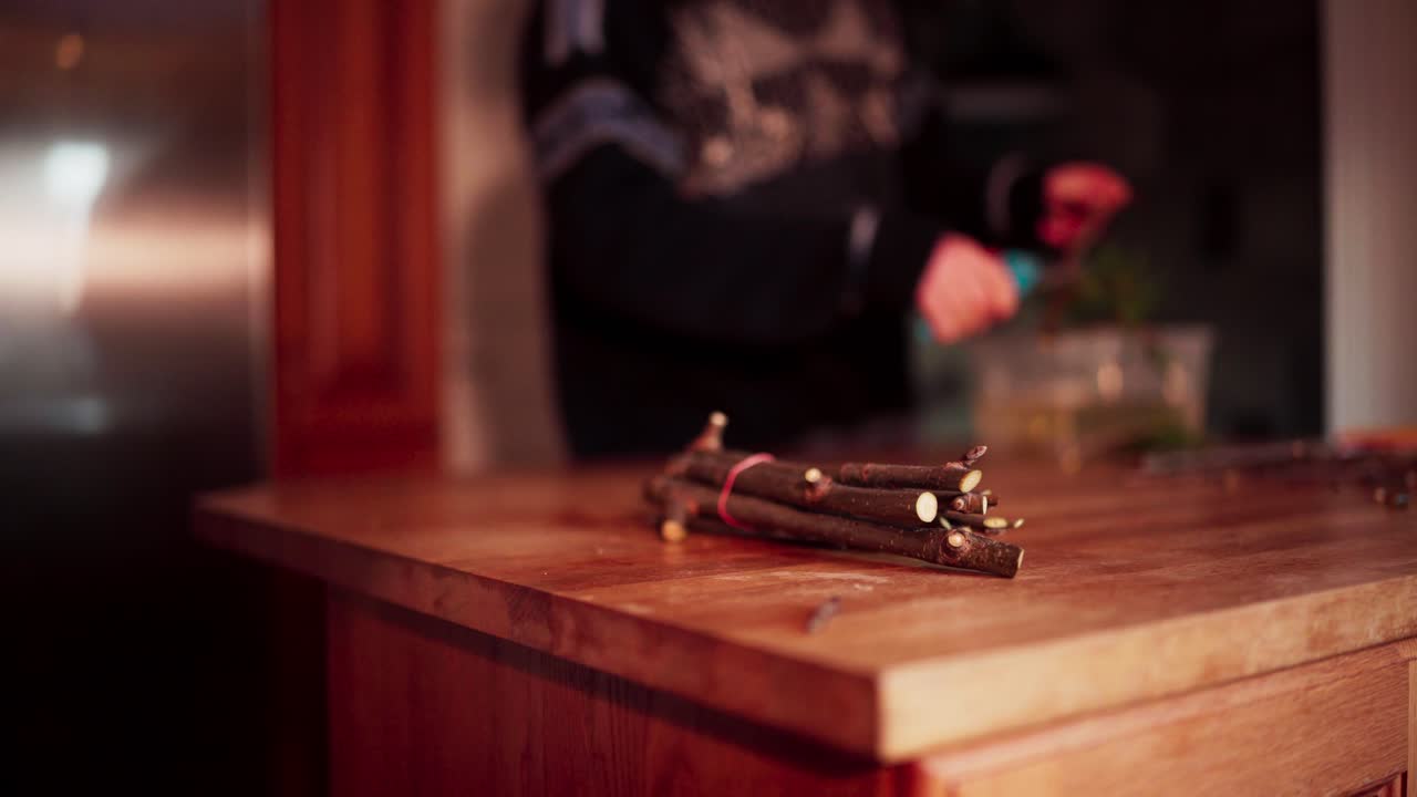 un montón de esquejes de madera dura en la mesa