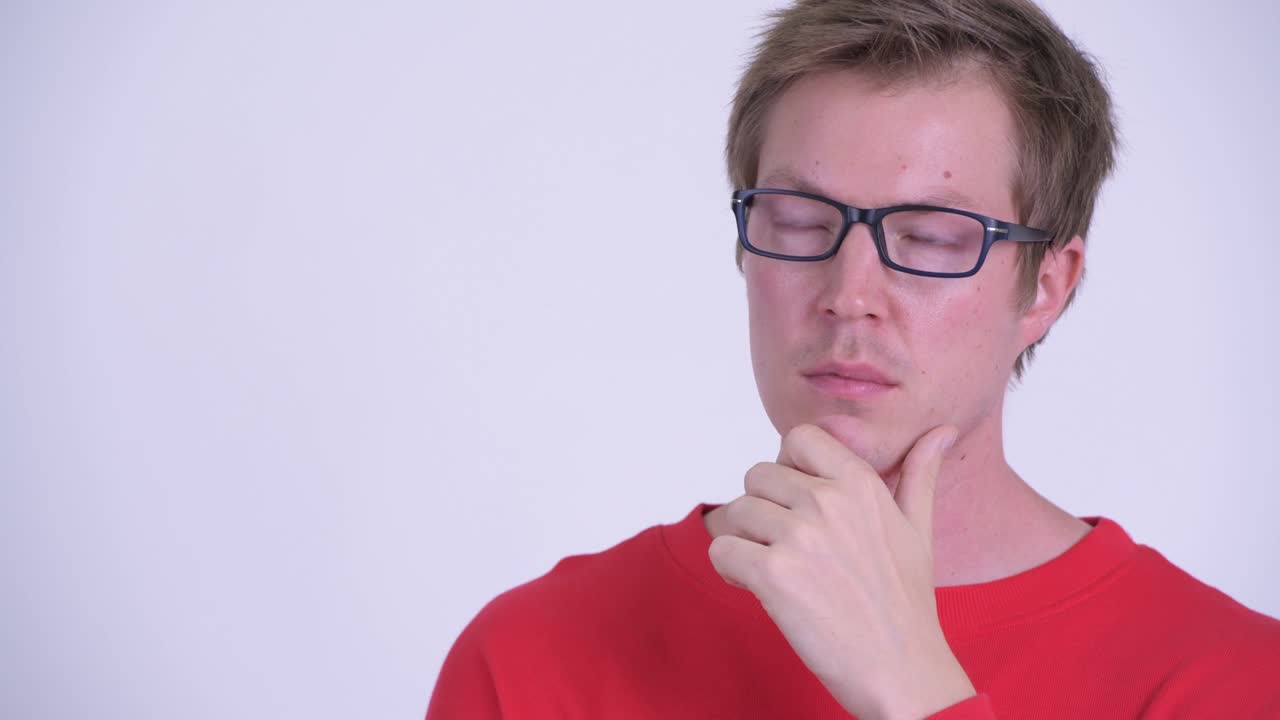 fotografía de estudio de un joven guapo