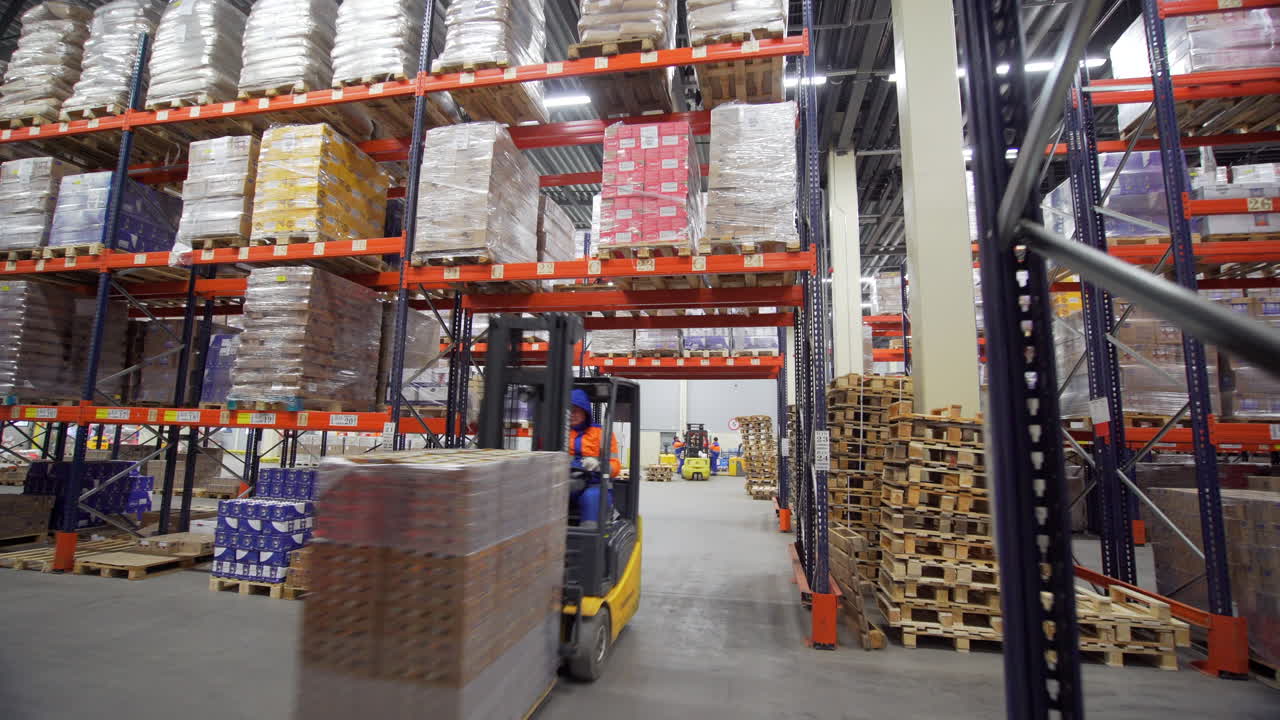 interior del almacén con carretilla elevadora