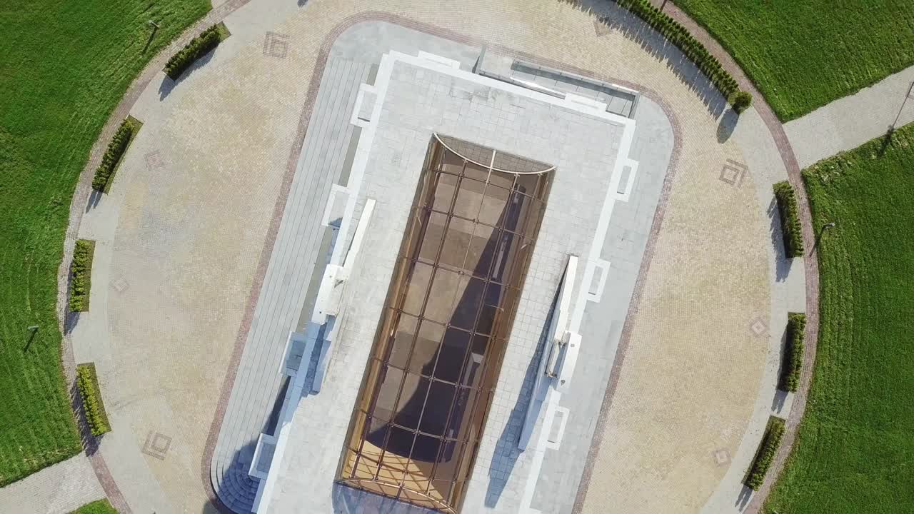 la cámara del dron gira alrededor de un anillo circular de tráfico en una avenida de la ciudad.