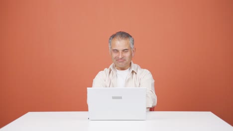 el hombre al que le gusta la aplicación en la computadora portátil es feliz.