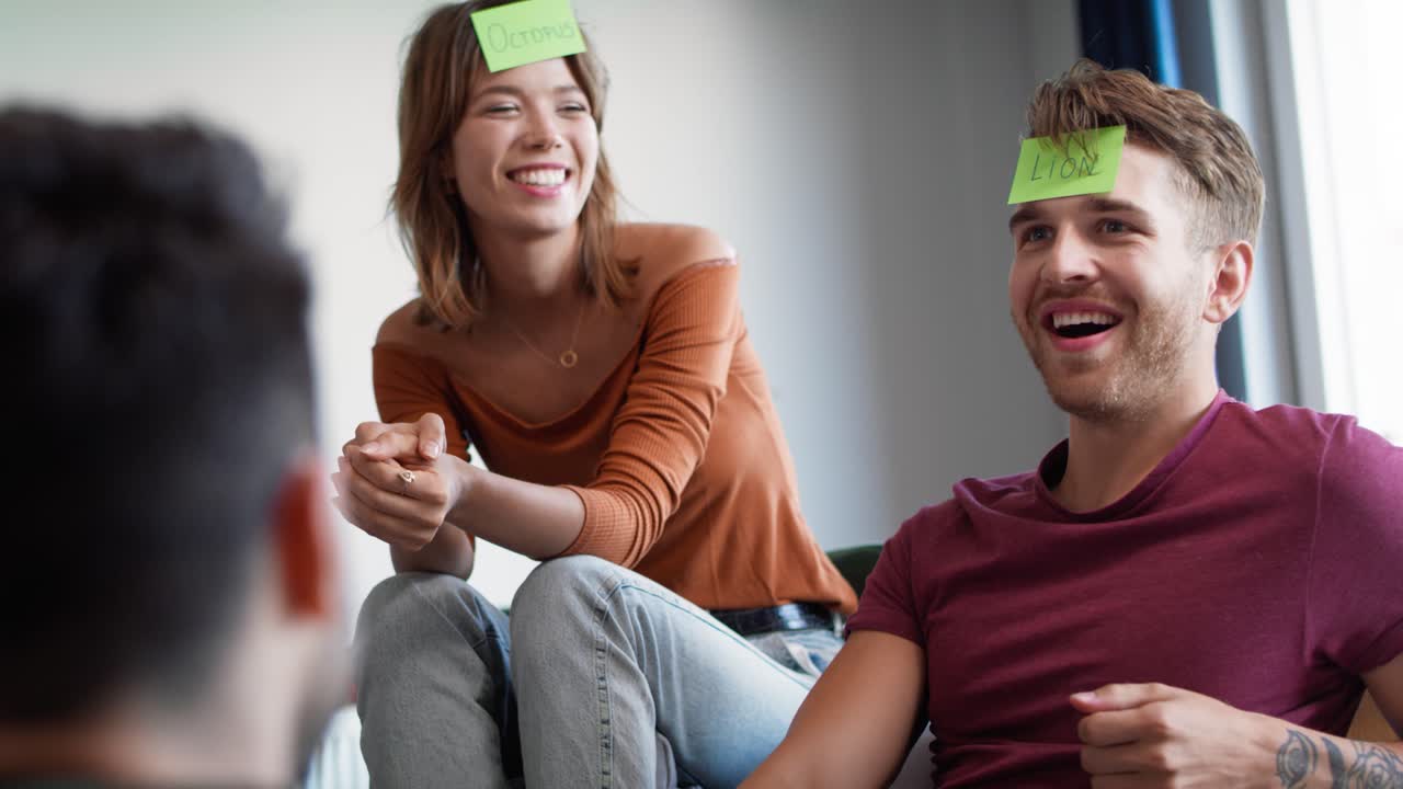 группа друзей веселится вместе.