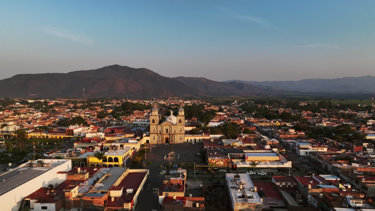 Cidade e Município de Tuxpan em Jalisco, México - tomada aérea de drone