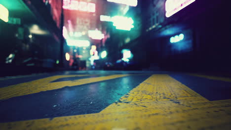 callejón oscuro y arenoso de la ciudad por la noche con luces de neón