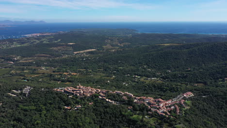 Luftaufnahme-Von-Gassin-Mit-Saint-Tropez-Im-Hintergrund,-Sonniger-Tag,-Mittelmeer