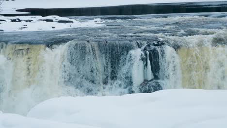 Eine-Langsame-4K-Zoomaufnahme-Der-Umwelt,-Natur,-Tourismus,-Reisen,-Wahrzeichen,-Gefrorener-Winter,-Pisew-Kwasitchewan-Falls,-Wasserfall,-Provinzpark-In-Der-Nähe-Von-Thompson,-Manitoba,-Nördliche-Arktische-Kanada-Landschaft