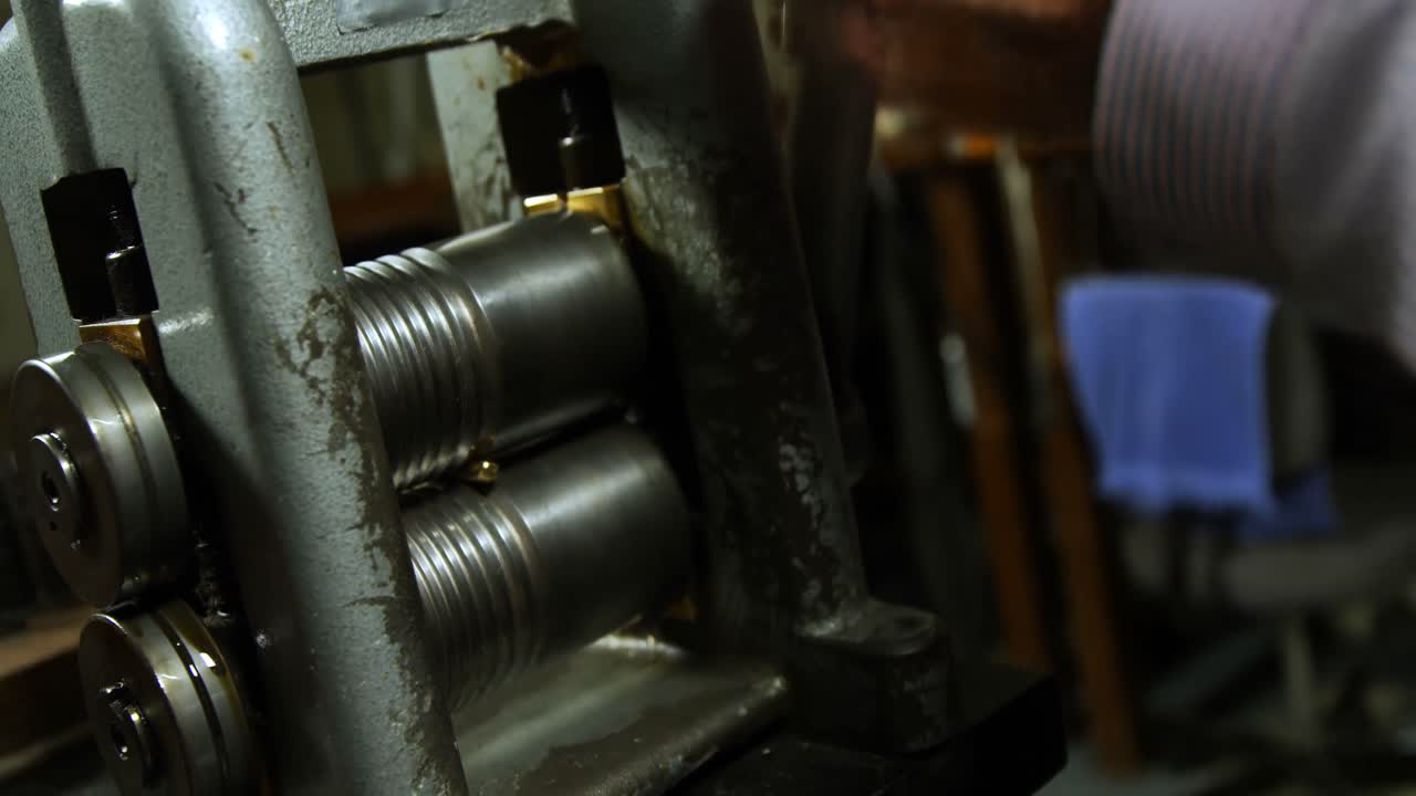 Orafo che lavora su un macchinario in laboratorio 4k