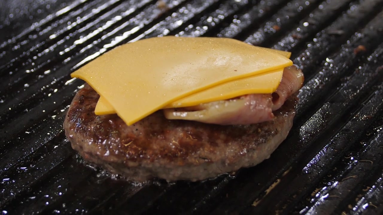 Hamburger di manzo con bacon e formaggio cheddar