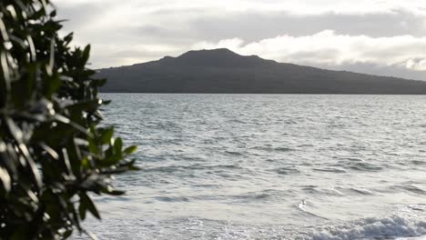 Cámara-Lenta-Inclinada-Hacia-Arriba-Revelando-La-Impresionante-Isla-Volcánica