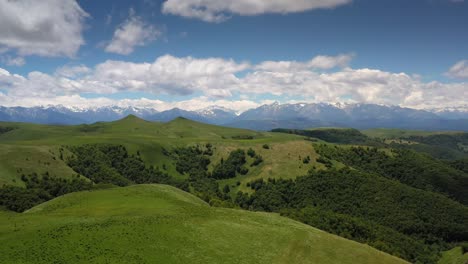 volando sobre una meseta de las tierras altas. hermoso paisaje de la naturaleza.