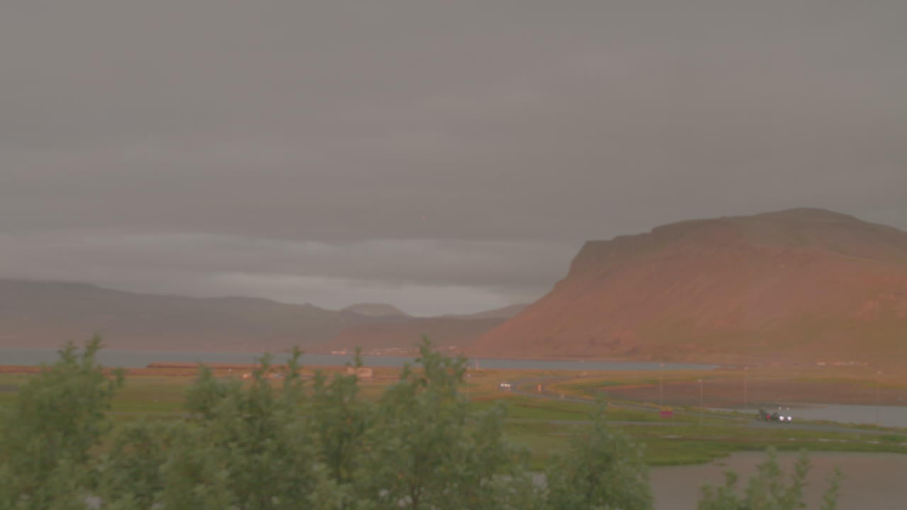 una toma durante la puesta de sol en islandia, ciclo ártico