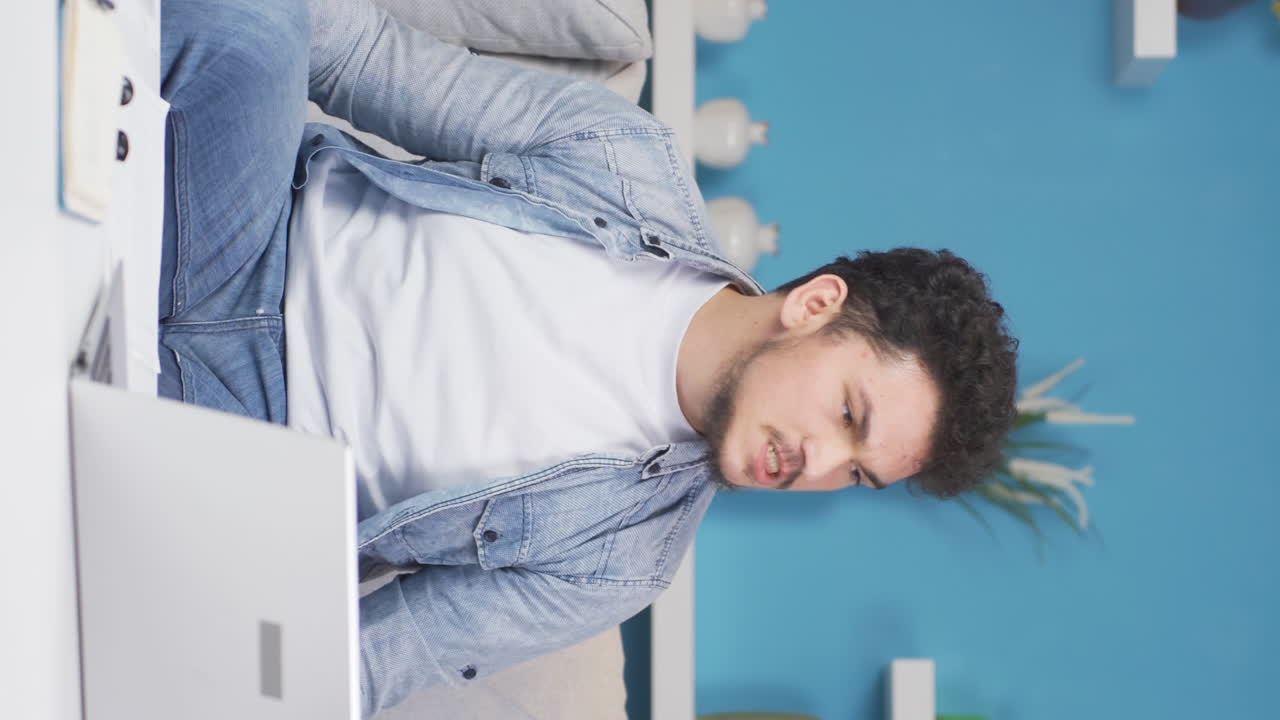 vídeo vertical de un hombre agresivo y neurótico.