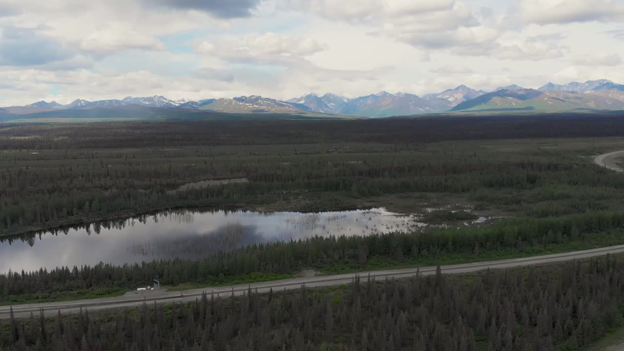 video de drones de 4k de picos de montaña y arroyo de granito cerca del parque nacional denali en alaska en un día soleado de verano