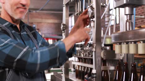 Trabajador-Cervecero-Sonriente-Con-Los-Brazos-Cruzados