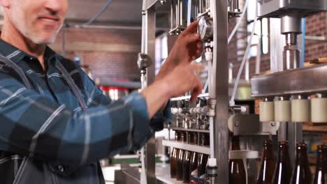 trabajador de una cervecería sonriente con los brazos cruzados