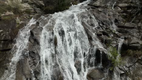 preciosa cascada en el valle del jerte, españa