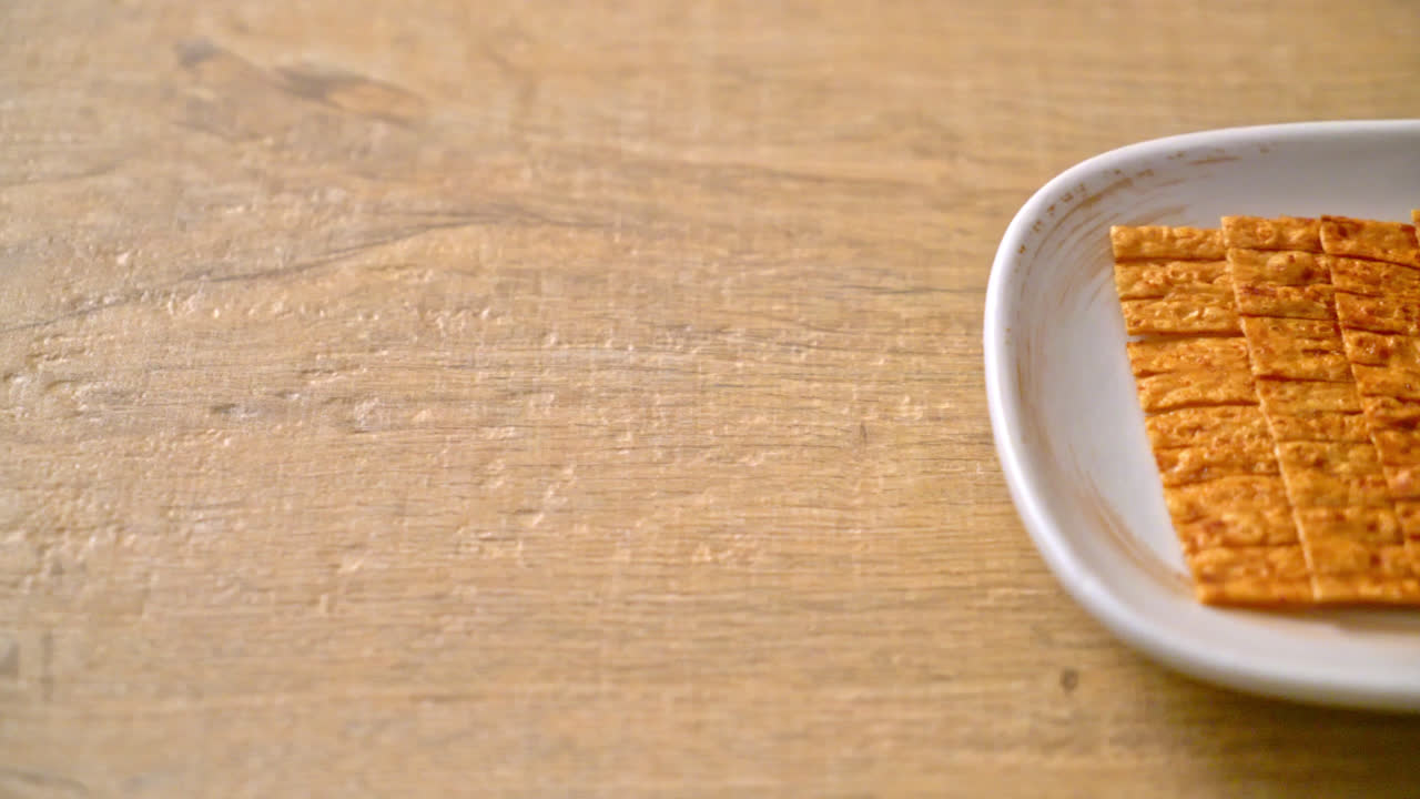 접시에 오징어 해산물 간식