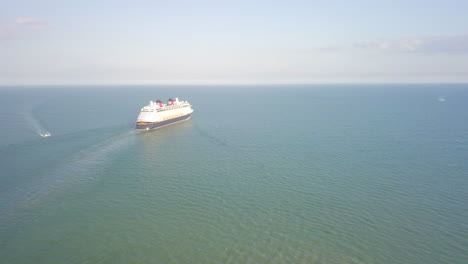 Crucero-Saliendo-De-Puerto-Canaveral