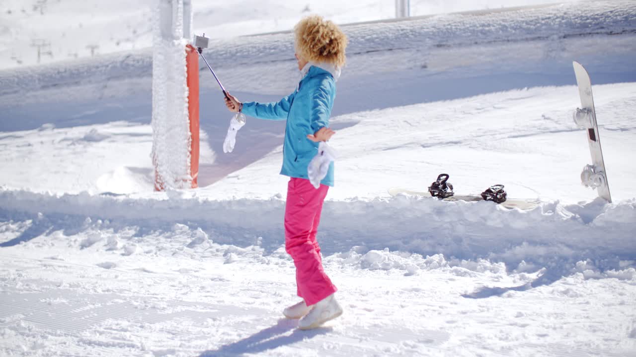 셀피 스틱을 사용하는 젊은 여성
