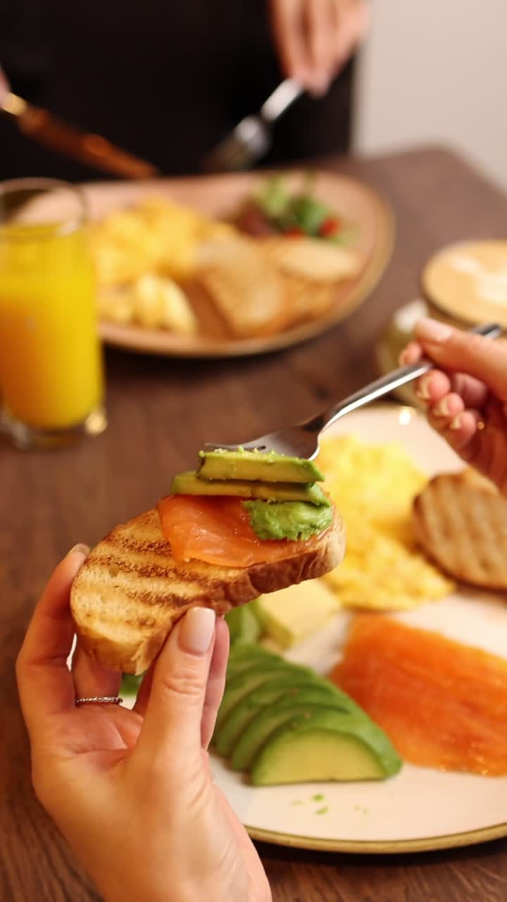 Colazione con salmone affumicato, avocado e caffè