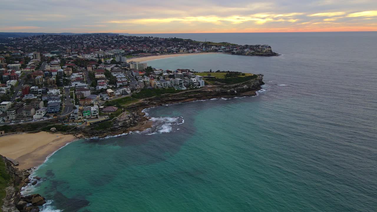 호주의 타마라마와 본다이 해변의 해안가에 있는 동부 교외의 도시 풍경