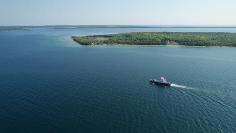 vuelo de avión no tripulado sobre un ferry que transporta muchos coches en el lago michigan