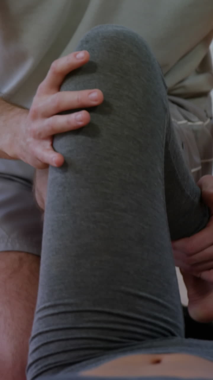 fisioterapeuta asistiendo a una paciente mientras hace ejercicio