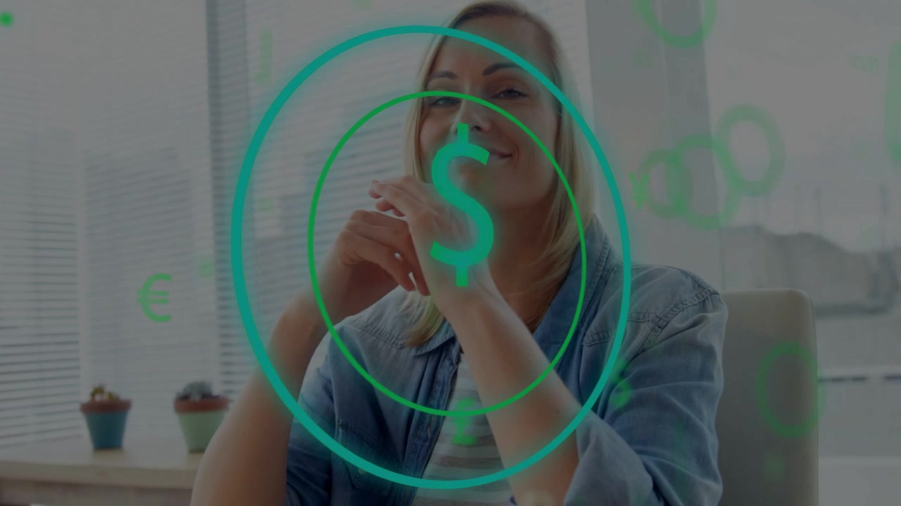 Video vertical: Mujer abriendo una laptop, revisando finanzas mientras una superposición de monedas verde azulado crece, sonriendo.
